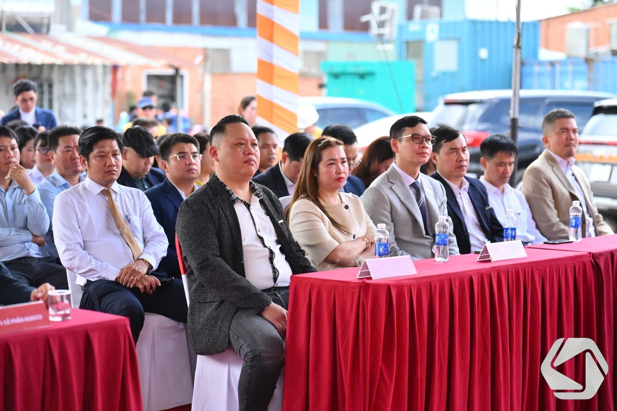Có thể là hình ảnh về một hoặc nhiều người và văn bản