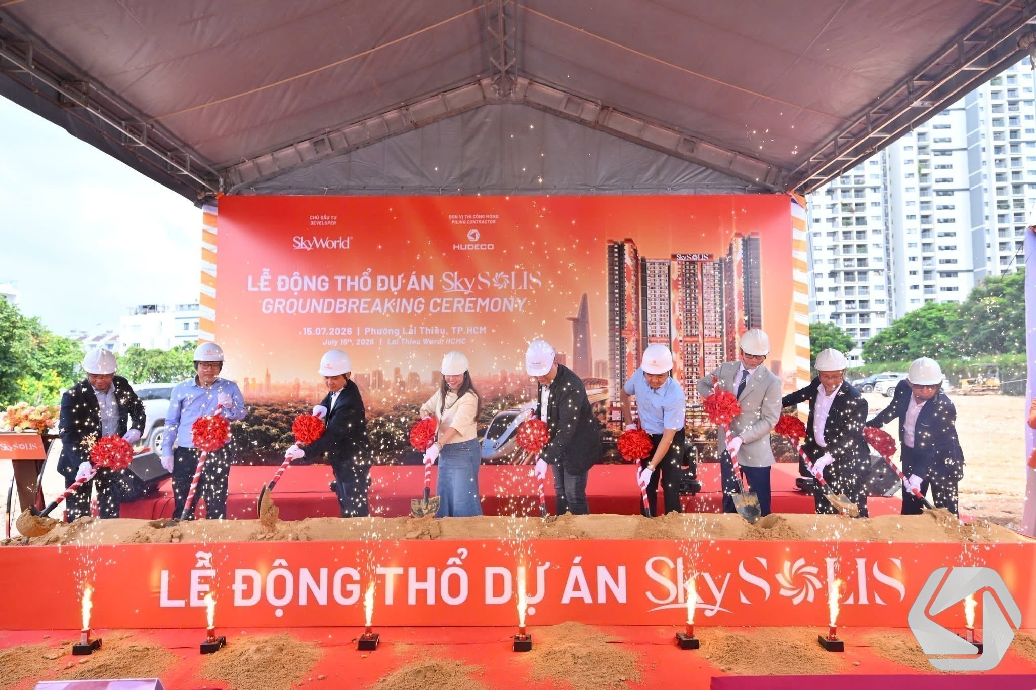 Có thể là hình ảnh về một hoặc nhiều người và văn bản cho biết '(8次08 SkyWorld HUDECO LỄ ĐỘNG THỔ LĐỘNGTHỔDUÁN ĐỰ ĐỰÁN ÁN SkySOLIS GROUNDBREAKING GRÖUNDBREAKINGCEREMORY CEREMONY: .15.07.2028 Phưỡng Thiầy, TP.H HCM July15P 2026 Thies Warse CHC ロIド 전울명 LỄ LI ĐỘNGITHỔ THỔ p ÁN Sky SySSuS ĐỘNG'