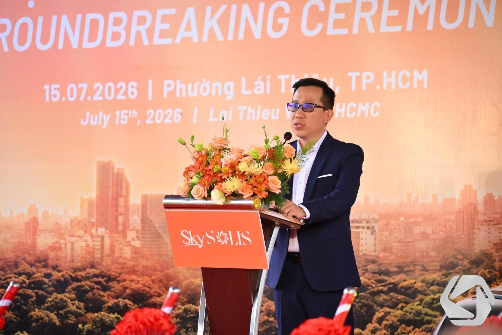 Có thể là hình ảnh về cái bục và văn bản cho biết 'OUNDBREAKING CEREMON 15.07.2026 I Phường Lái TИжи T TP.HCM July 15th, 2026 Lại Thieu HCMC SkySULIS Skys'