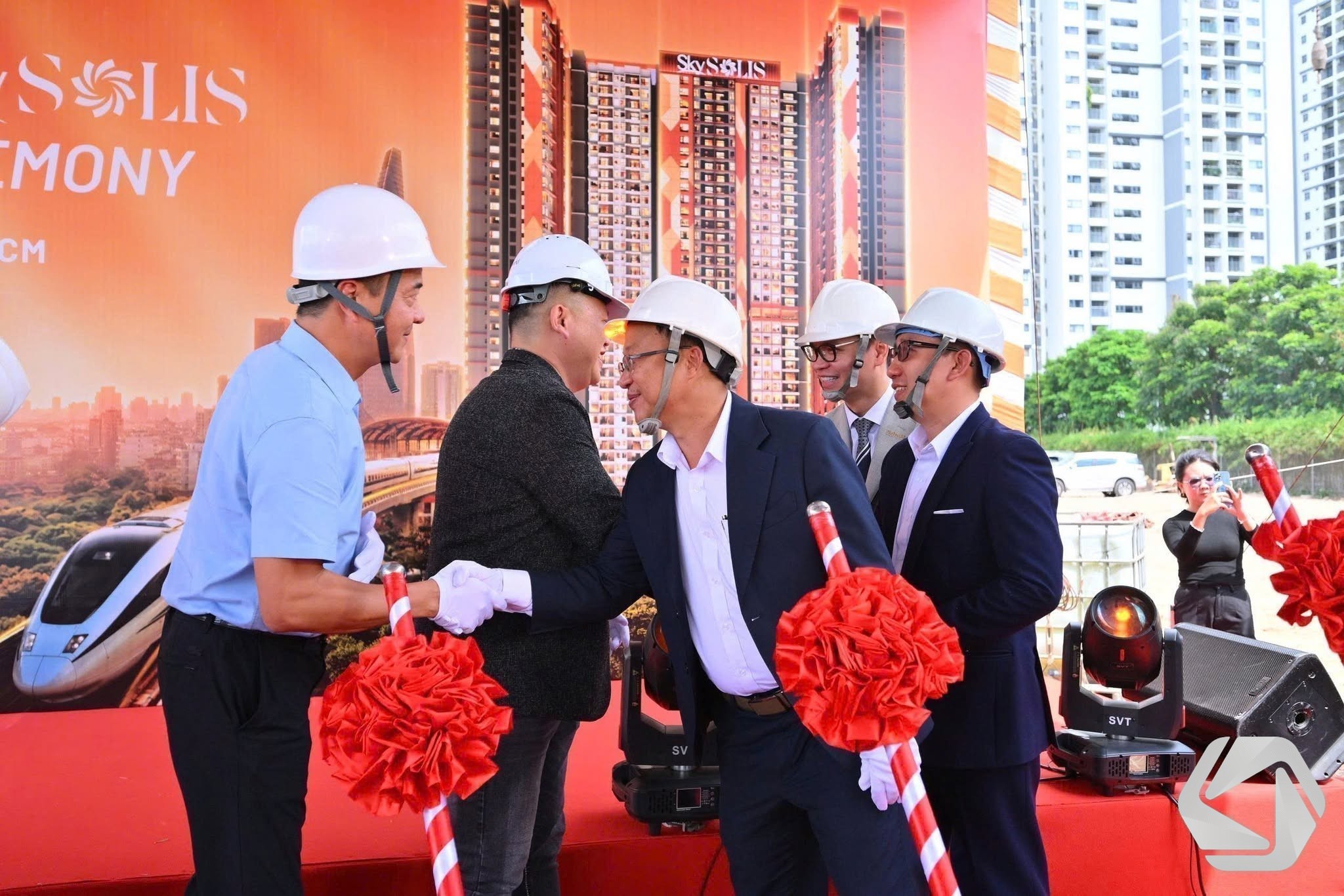 C&oacute; thể l&agrave; h&igrave;nh ảnh về một hoặc nhiều người, c&aacute;i bục v&agrave; văn bản cho biết 'SOLIS ら你 LIS MONY SkVSOLIS CM SVT'