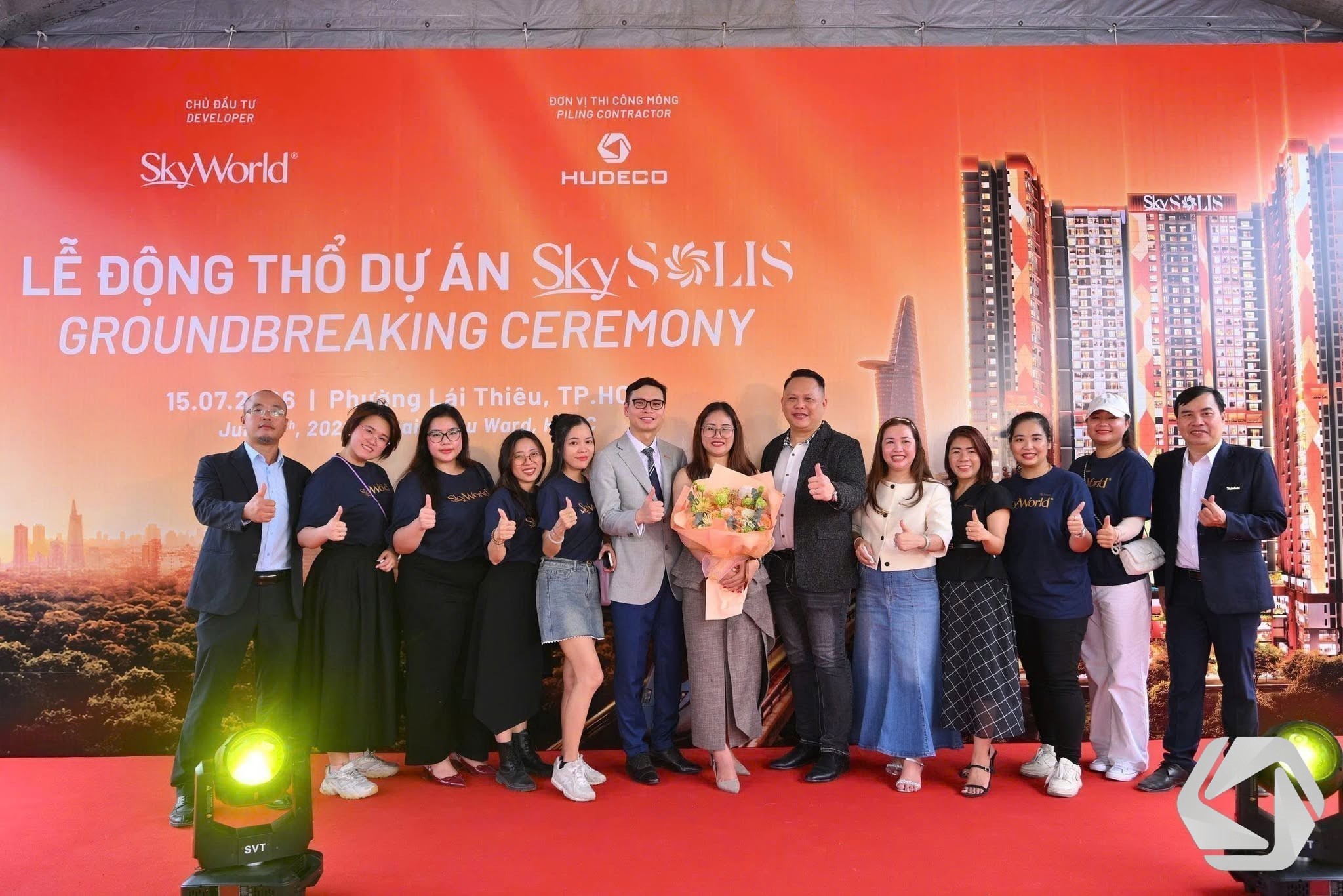 Có thể là hình ảnh về một hoặc nhiều người và văn bản cho biết 'CHÚ ĐầU ẤU TƯ DEVE DEVELOPER TH P CÔNG MONG PILING PILINGCONTRACTOR SkyWorld ECO LỄ ĐỘNG THỔ DỰ ÁN Skys你山 LIS GROUNDBREAKING CEREMONY SkySLIST 15.07.26 Phường ái Thiêu, TP. TP.HO Ha Jui,202 Jui 202 Ward かの.おい SVT SVT'